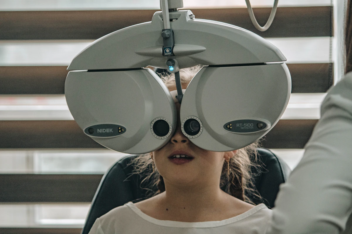 Trẻ em đo khúc xạ bằng máy phoropter